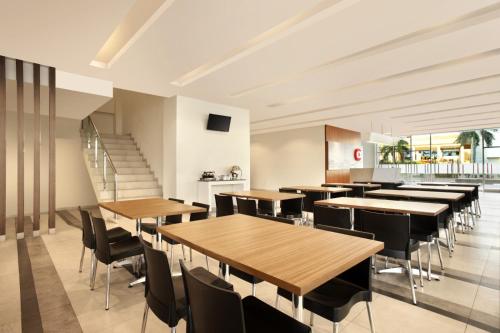 Restaurant, Amaris Hotel Padang in Padang