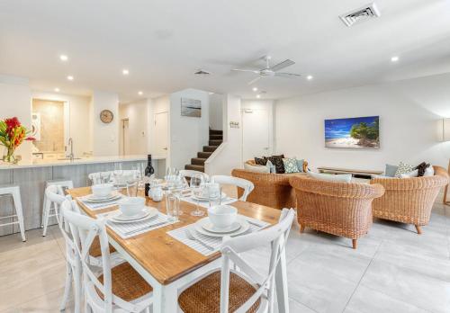 Apartment room in 7 Plantation House