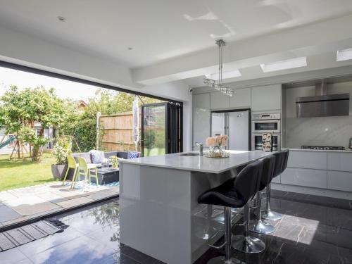 Gorgeous Family Home Near River Thames-Old Windsor - Pass the Keys, Windsor