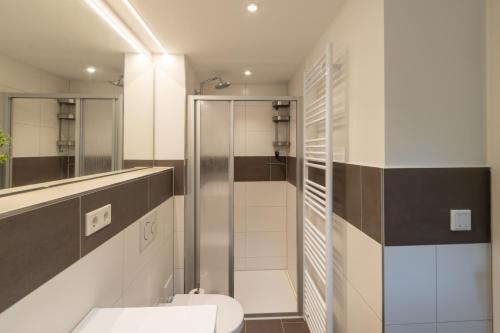 Bathroom, Neue zentrale Souterrain-Wohnung 24h Self Check-In in Lokstedt