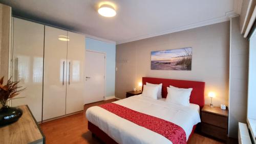 1 queen bed, 1 sofa bed