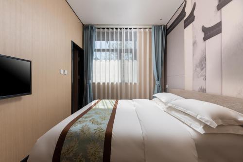 East Sacred Hotel-easy to findᴮᵉⁱʲⁱⁿᵍᒼᵉⁿᵗᵉʳ丨Near Tiananmen Forbidden City丨close to Metro Zhangzizhong And Beixinqiao丨 Free laundry service coffee drinks mineral water and snacks丨English language Tourism ticket service small change