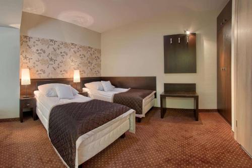 3 twin beds