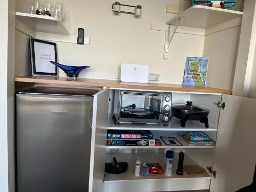 Absolute Waterfront Serenity Near Auckland in وايوكو