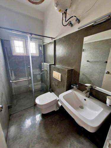 Shower, Mount Bay Hotel in Mount Lavinia Beach