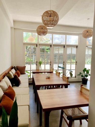 Restaurant, Mount Bay Hotel in Mount Lavinia Beach