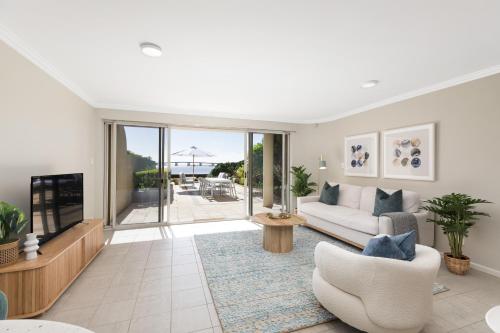 King Bedroom Waterfront Courtyard Apartment in Sutherland Shire