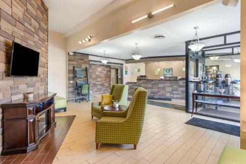 Quality Inn & Suites Quality Inn & Suites