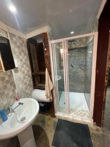2 bedrooms, 5 beds