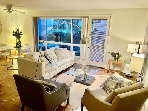SUPERB LOCATION! 2 bedroom 2 stores garden level apartment in the heart of LA