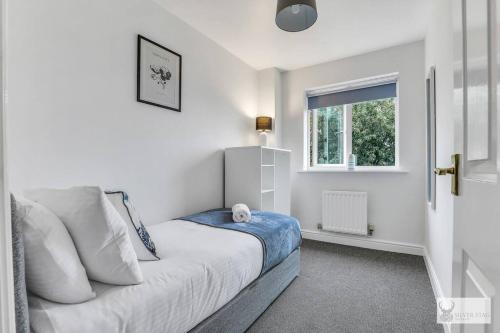 Silver Stag Properties, 4 BR Gem in Coalville photo 2