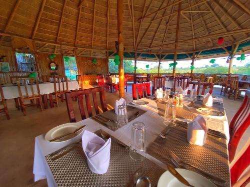 Restoran, Murchison Falls Bamboo Village in Masindi