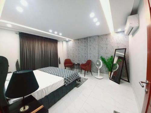 1 queen bed, 1 sofa bed