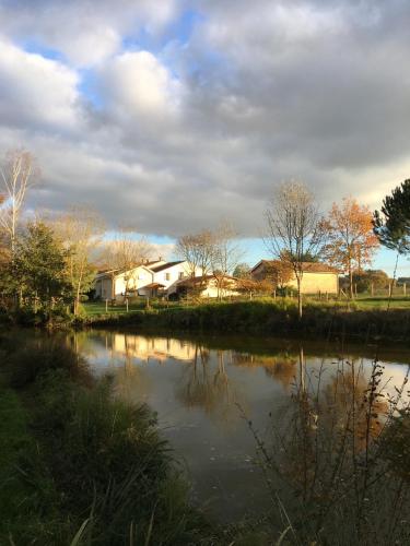 Maison d hôtes Les Chantours dans réserve naturelle 15 hectares avec jardin fleuri et potager - Chambre d'hôtes - Saint-Privat-en-Périgord