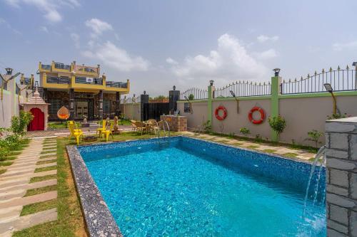 . StayVista's Badshah Farmstay - Mountain-View Villa with Private Pool, Terrace & Gym