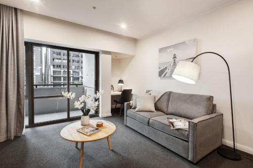 Executive Urban Living with Balcony & Heated Pool, Melbourne