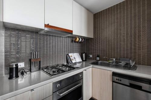 One-Bedroom Apartment image 9