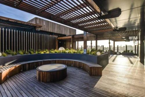 Modern Cosmopolitan Retreat on Toorak Rd