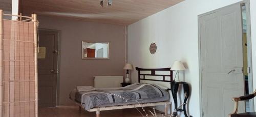 1 double bed, 2 twin beds