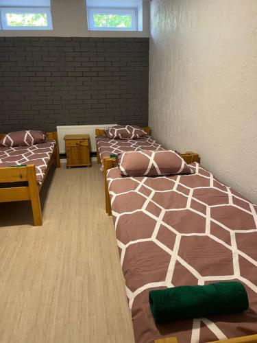 3 twin beds