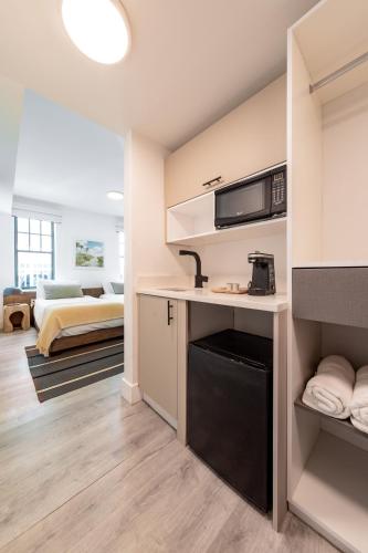 Twin Room image 9