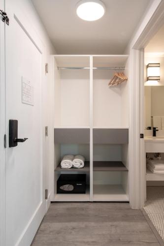 Queen Room - Disability Access image 6