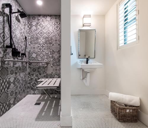 Queen Room - Disability Access image 7