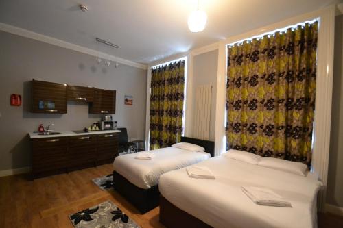 Hyde Park Suites - main image