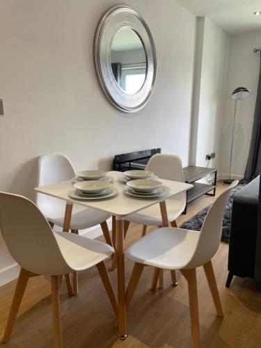 บริการและสิ่งอำนวยความสะดวก,  2 ห้องนอน 2 ห้องน้ำส่วนตัว ขนาด 65 ตร.ม. – วูดเฮาส์ (Modern & Comfortable 2BR Apartment) in วูดเฮาส์