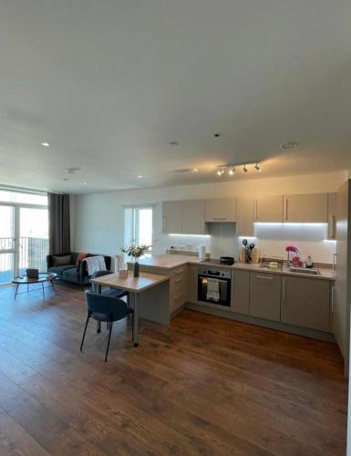 Modern New Airy 1 Bed Apartment LONDON cosy stays
