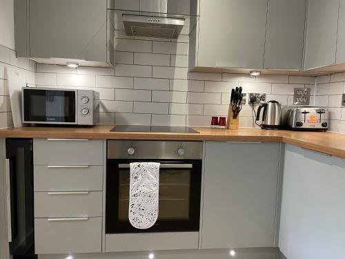  2 ห้องนอน 2 ห้องน้ำส่วนตัว ขนาด 65 ตร.ม. – วูดเฮาส์ (Modern & Comfortable 2BR Apartment) in วูดเฮาส์