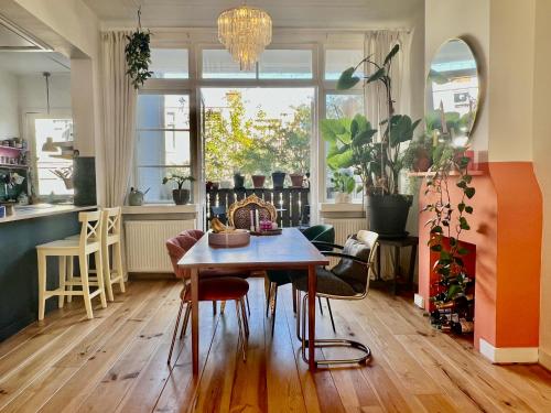  IVY - Classical & modern apartment in lovely neighbourhood near beach, Pension in Den Haag