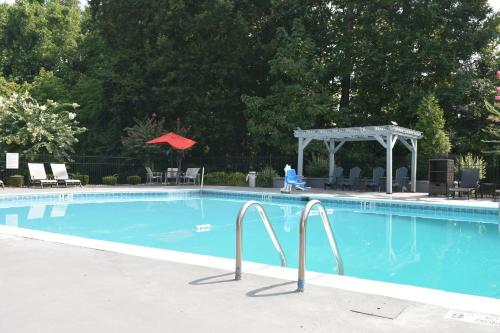 Swimming pool, Best Western Atlanta Cumberland/Galleria Hotel in Vinings