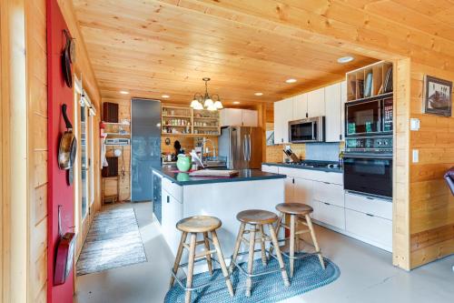 Spacious Soldotna Home with Mackey Lake Views! in ริดจ์ เวย์