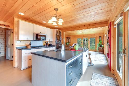 Spacious Soldotna Home with Mackey Lake Views! in ริดจ์ เวย์