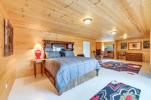 Spacious Soldotna Home with Mackey Lake Views! in ริดจ์ เวย์