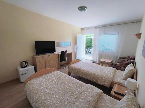 2 twin beds