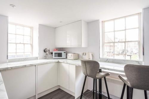 <bos> The Secret, Stylish & Spacious En Suite in Blandford Forum, Dorset 4つ星 ホテル プール