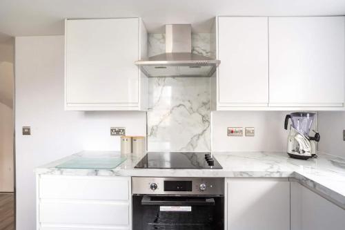 <bos> The Secret, Stylish & Spacious En Suite in Blandford Forum, Dorset 4つ星 ホテル レストラン