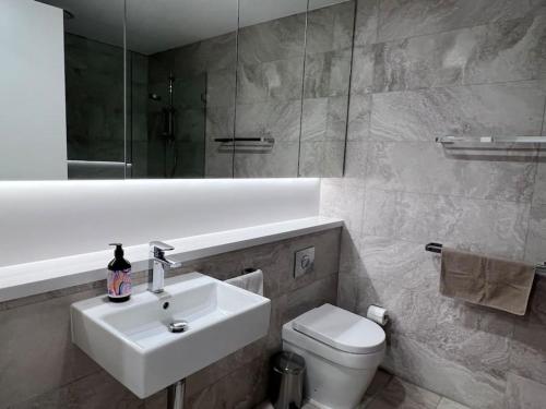 High Level Fabulous View 4Beds APT in Olympic Park - image 3