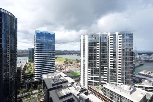 High Level Luxury APT in Wentworth Point - image 4