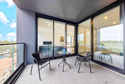 Modern 2BR Oasis - Walk to MQ Uni & Hospital - main image