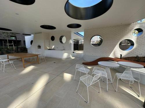 Modern 2BR Oasis - Walk to MQ Uni & Hospital - image 2