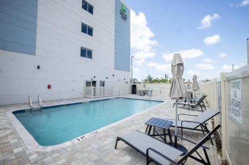 Holiday Inn Express & Suites Tampa Stadium - Airport Area, an IHG Hotel in Tampa, USA