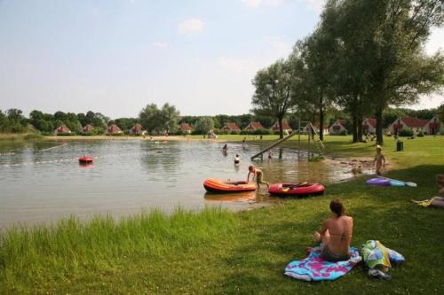 Gezellige vakantiewoning aan het water in Ewijk - recreational only no workers