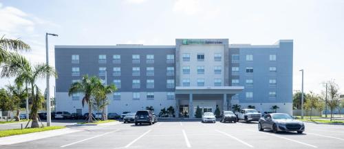 Holiday Inn Express & Suites Tampa - Stadium Area, an IHG Hotel