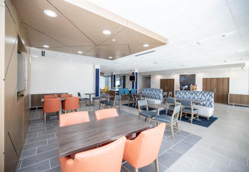 Holiday Inn Express & Suites Tampa Stadium ¿ Airport Area By IHG - image 2