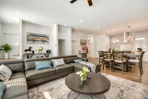 Modern Atlanta Home with Balcony 2 Mi to Downtown! in Atlanta, USA