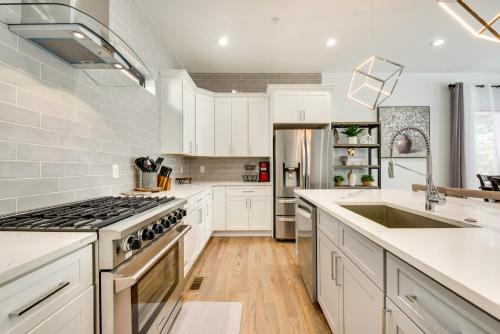 Modern Atlanta Home with Balcony 2 Mi to Downtown! in Old Fourth Ward