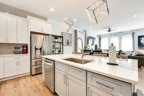 Modern Atlanta Home with Balcony 2 Mi to Downtown! in Old Fourth Ward